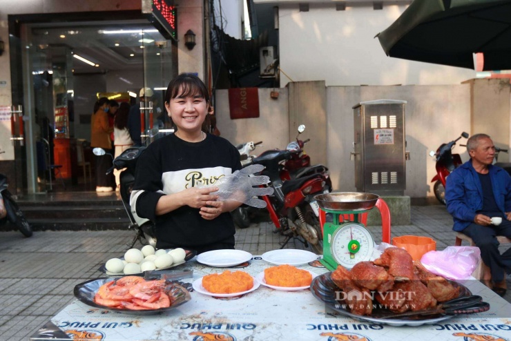 Chị Nguyễn Thị Phượng (phường Thành Sen) cho biết, các thực phẩm dùng làm mâm cỗ cúng ngày vía Thần Tài đều được lựa chọn kỹ lưỡng, đảm bảo tươi ngon và vệ sinh an toàn thực phẩm.