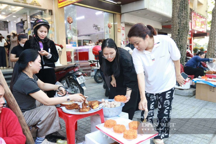 Bán xôi "Thần Tài" cạnh tiệm vàng, tiểu thương ở Hà Tĩnh thu hàng chục triệu đồng chỉ trong buổi sáng - 8