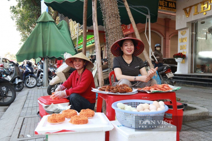 Theo các tiểu thương, chỉ trong một buổi sáng đã tiêu thụ hết lượng xôi “Thần Tài” chuẩn bị sẵn; sau khi trừ chi phí, mỗi sạp có thể thu lãi hàng chục triệu đồng.