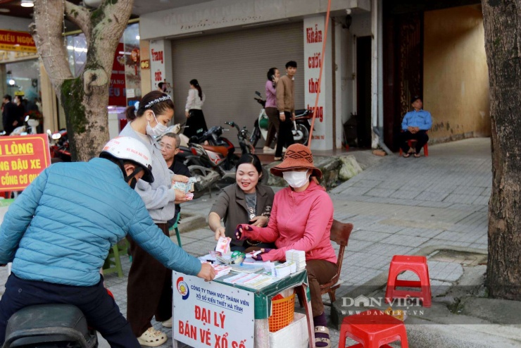 Ngoài xôi "Thần Tài" và vàng, nhiều người dân cũng lựa chọn mua thêm vé xổ số để cầu mong may mắn đầu năm.