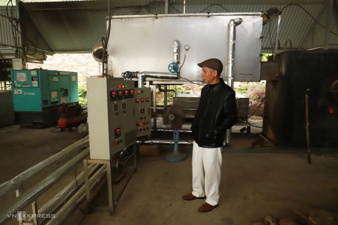 Ông Trịnh Đình Năng đang kiểm tra lò đốt cấp nhiệt bằng củi đốt, giúp toàn bộ nhà máy vận hành tại xưởng sản xuất ở phường Xuân Hòa, Phú Thọ, ngày 17/1. Ảnh: Quỳnh Nguyễn