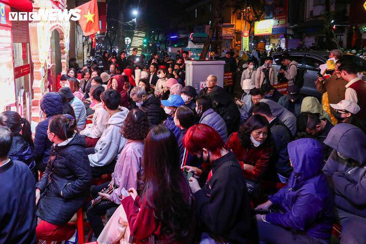 Lúc 5h30, khu vực chờ tại cửa hàng vàng Bảo Tín Minh Châu đã chật kín, dù trời lạnh và mưa phùn.