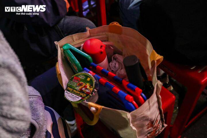 Chị Luyến (quận Đống Đa) cho biết lo ngại lượng người mua vàng năm nay sẽ đông hơn năm trước nên chị chủ động mang theo ghế ngồi, ô che mưa cùng đồ ăn để chờ đợi lâu.