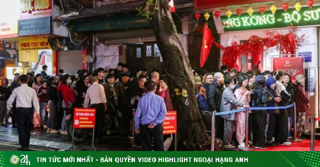 Xếp hàng gần 10 tiếng chờ mua vàng ngày vía thần Tài