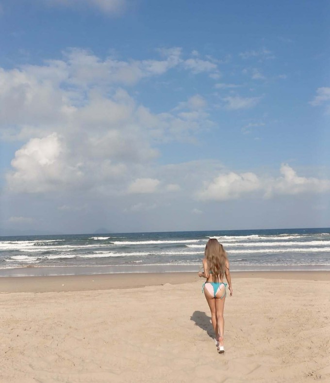 Mỹ nhân TVB tắm nắng, đánh golf ở Hội An - 2