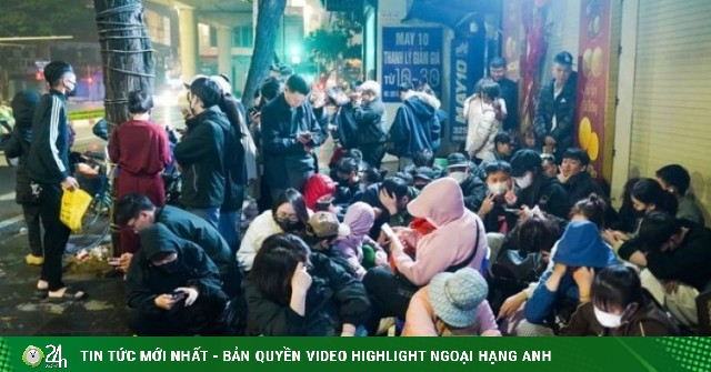 Xếp hàng xuyên đêm, vạ vật đội mưa rét để lấy số mua vàng Vía Thần tài