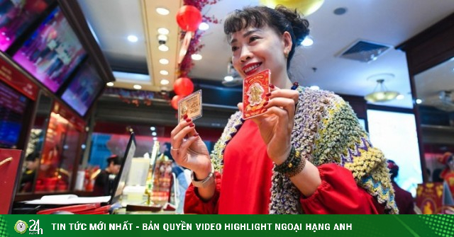 Tiệm vàng 'phá lệ', máy tự động giúp khách mua trong 15 phút