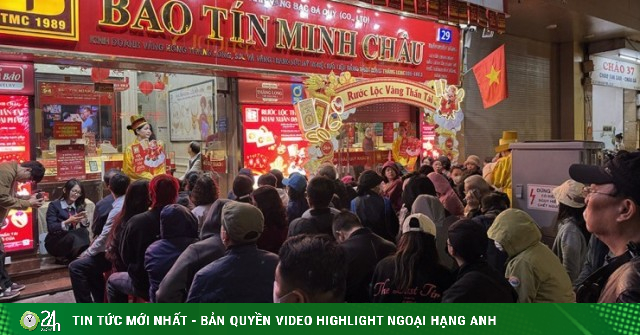 Xếp hàng từ 3 giờ sáng mua vàng Thần Tài, nhiều người lãi đậm sau một năm