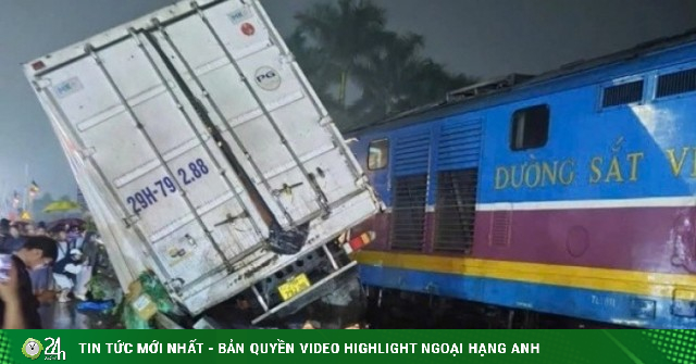 Đầu tàu SE3 hư hỏng nặng, nhiều chuyến tàu phải lùi giờ sau vụ va chạm với xe tải