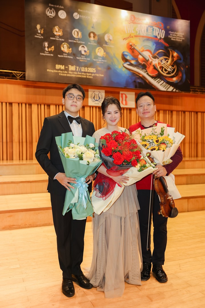 Duy Anh cùng nghệ sĩ Cello Bùi Hà Miên và nghệ sĩ Violin Chương Vũ (từ trái sang) trình diễn bản Trio "Cafe Music" – Paul Schoenfield.