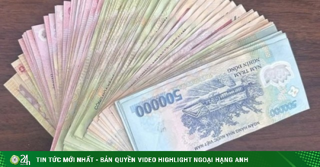 Nhặt được 16 triệu đồng giữa đêm, nhóm bạn trẻ làm điều khiến CSGT bất ngờ