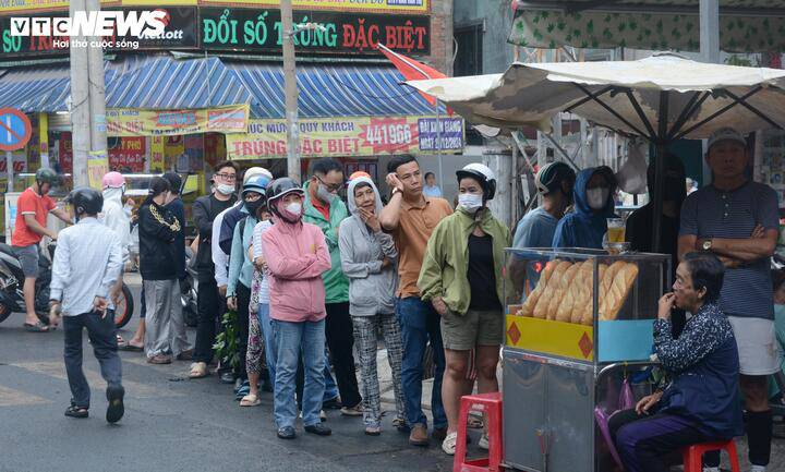 Ai cũng kiên nhẫn chờ đến lượt.
