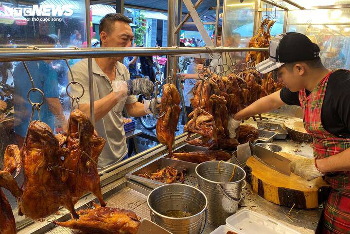 Bên trong quầy vịt quay, các nhân viên liên tay chặt vịt để phục vụ khách.