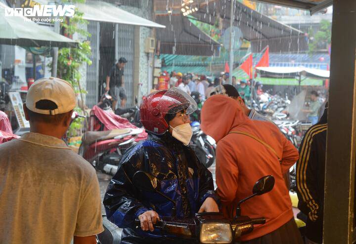 "Năm nào tôi cũng ghé mua heo quay để về cúng vía Thần Tài. Nó như nét văn hóa tâm linh, mong một năm thuận buồm xuôi gió, làm ăn gặp may mắn. Cho nên mưa gió tôi cũng chạy xe qua tiệm để mua".
