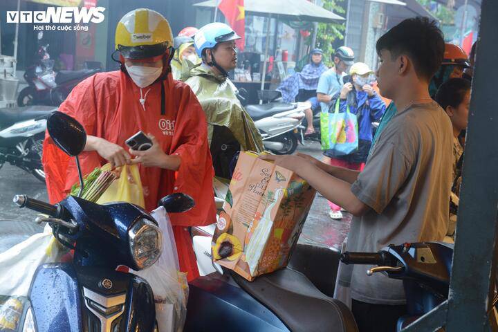 Chị Thúy Hạnh, ngụ đường An Dương Vương (phường An Đông), mua 790.000 đồng vịt quay và heo quay.