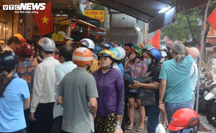 Hầu hết các tiệm heo quay, vịt quay trên đường Bùi Hữu Nghĩa, Phan Văn Trị đều rất đông khách trong ngày vía Thần Tài.