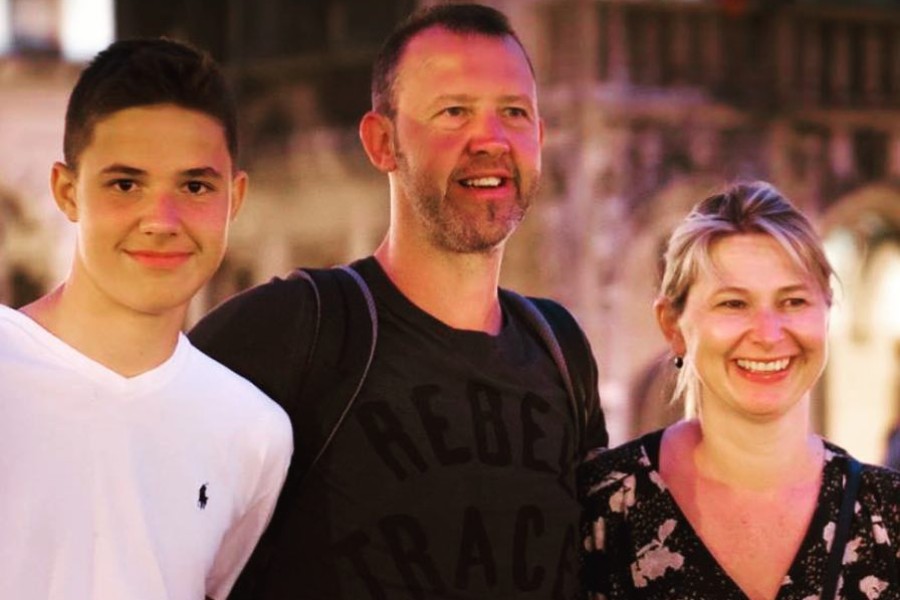 Cậu nhóc Senne Lammens chụp ảnh cùng bố mẹ vào năm 14 tuổi