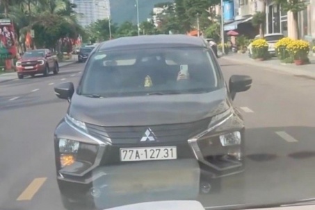 Clip ô tô ngang nhiên dừng án ngữ làn ngược chiều giữa phố biển Quy Nhơn gây bức xúc