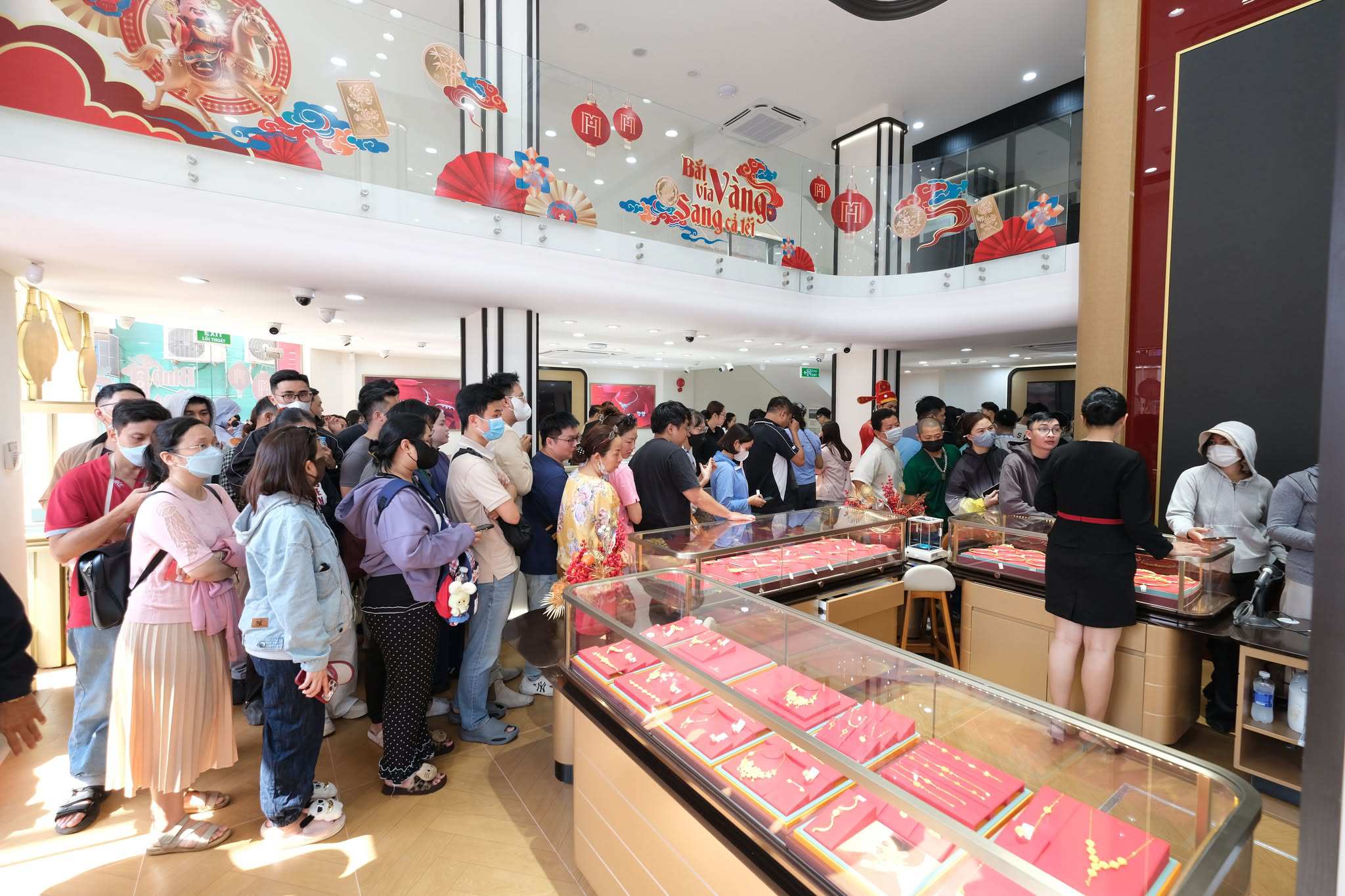 Dòng người xếp hàng mua vàng đầu xuân Bính Ngọ