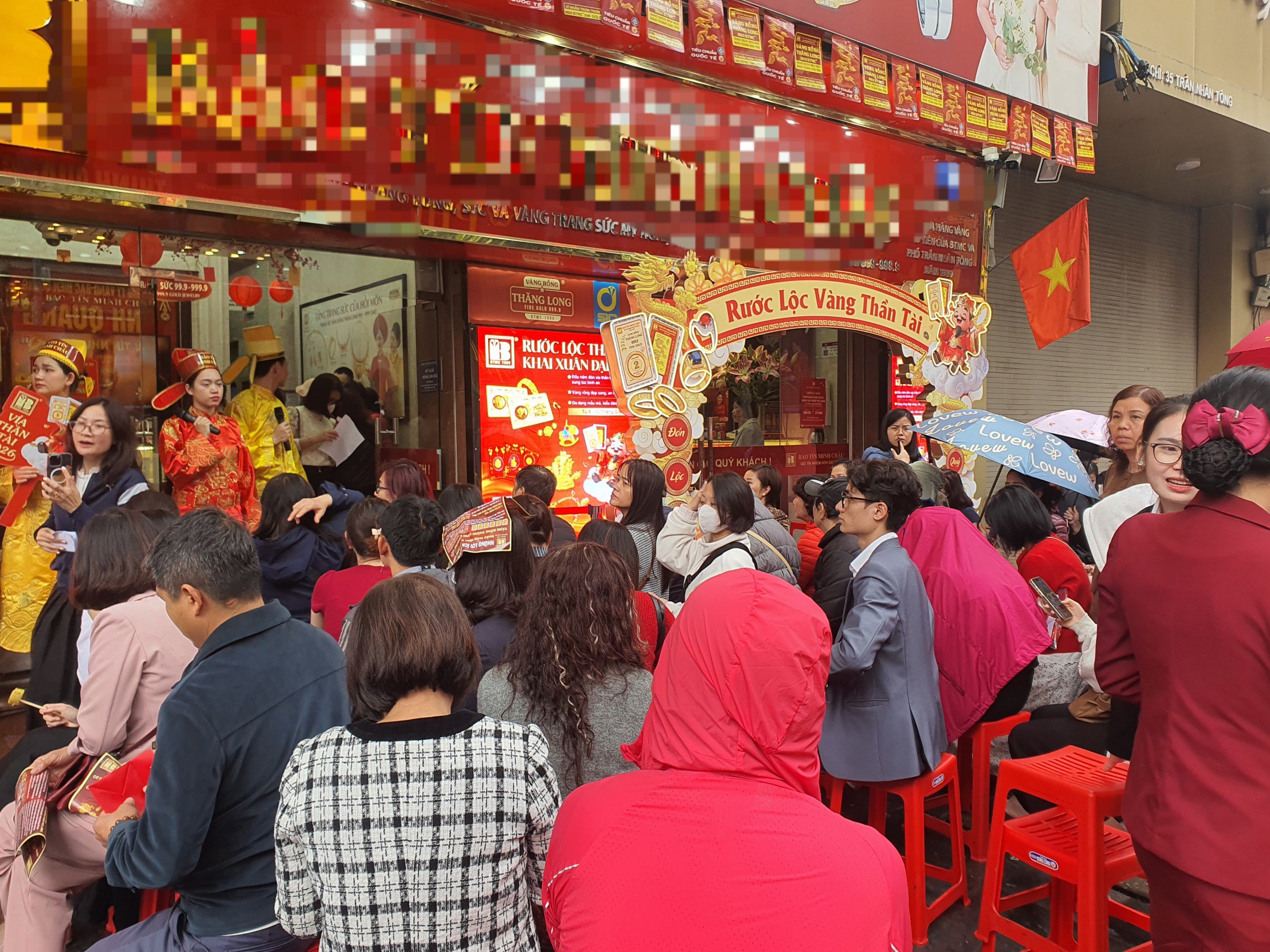 Hôm nay, ngày 26/2, tức ngày mùng 10 tháng Giêng – ngày vía Thần Tài, giá vàng trong nước bất ngờ quay đầu giảm, mặc dù giá vàng thế giới tăng hàng chục USD so với chốt phiên hôm qua.