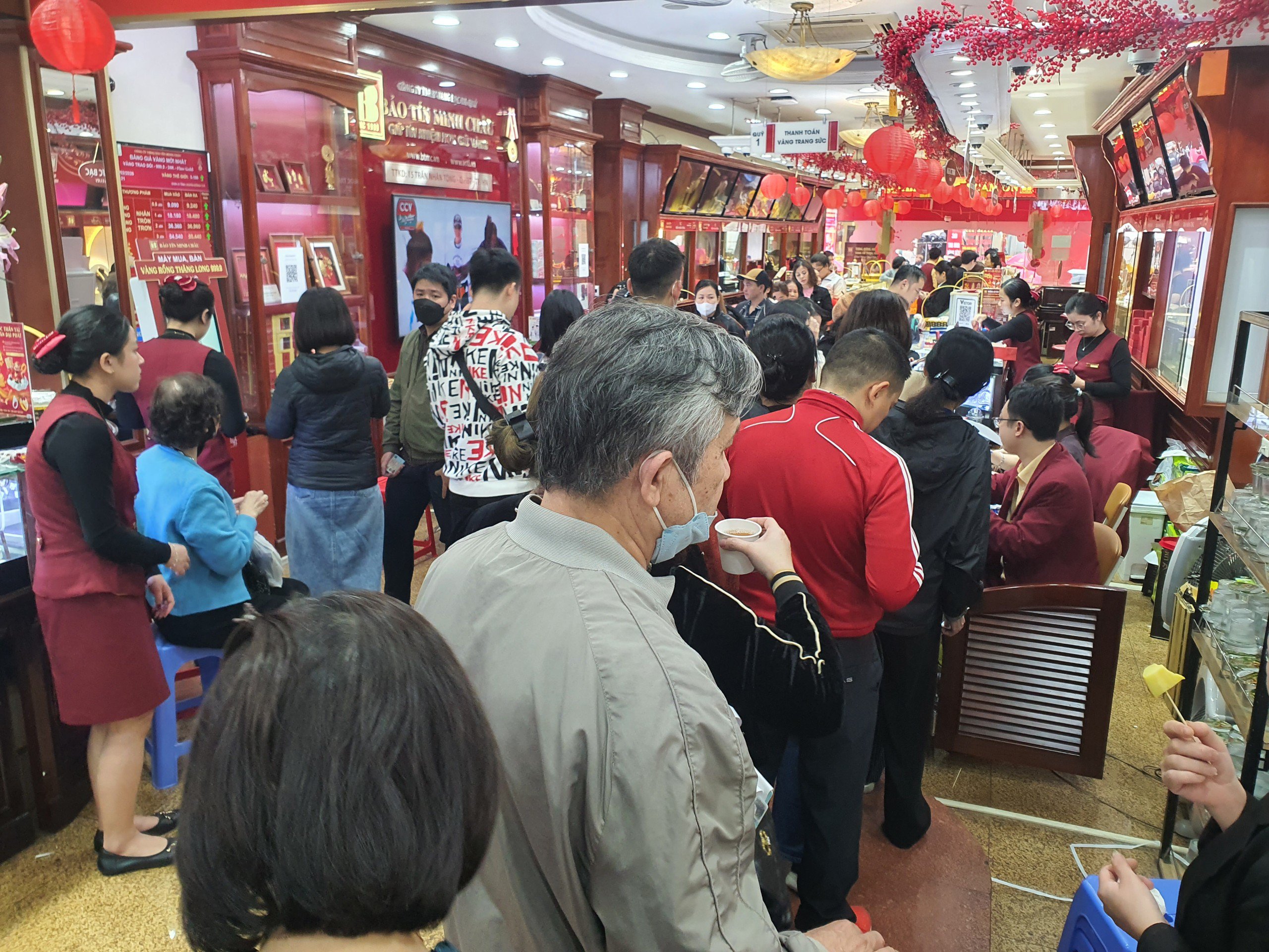 Một cửa hàng vàng lớn khác ở Hà Nội hôm nay cho khách hàng mua thỏa thích, không giới hạn số lượng vàng tích trữ, thay vì giới hạn số lượng như những ngày trước đây. 