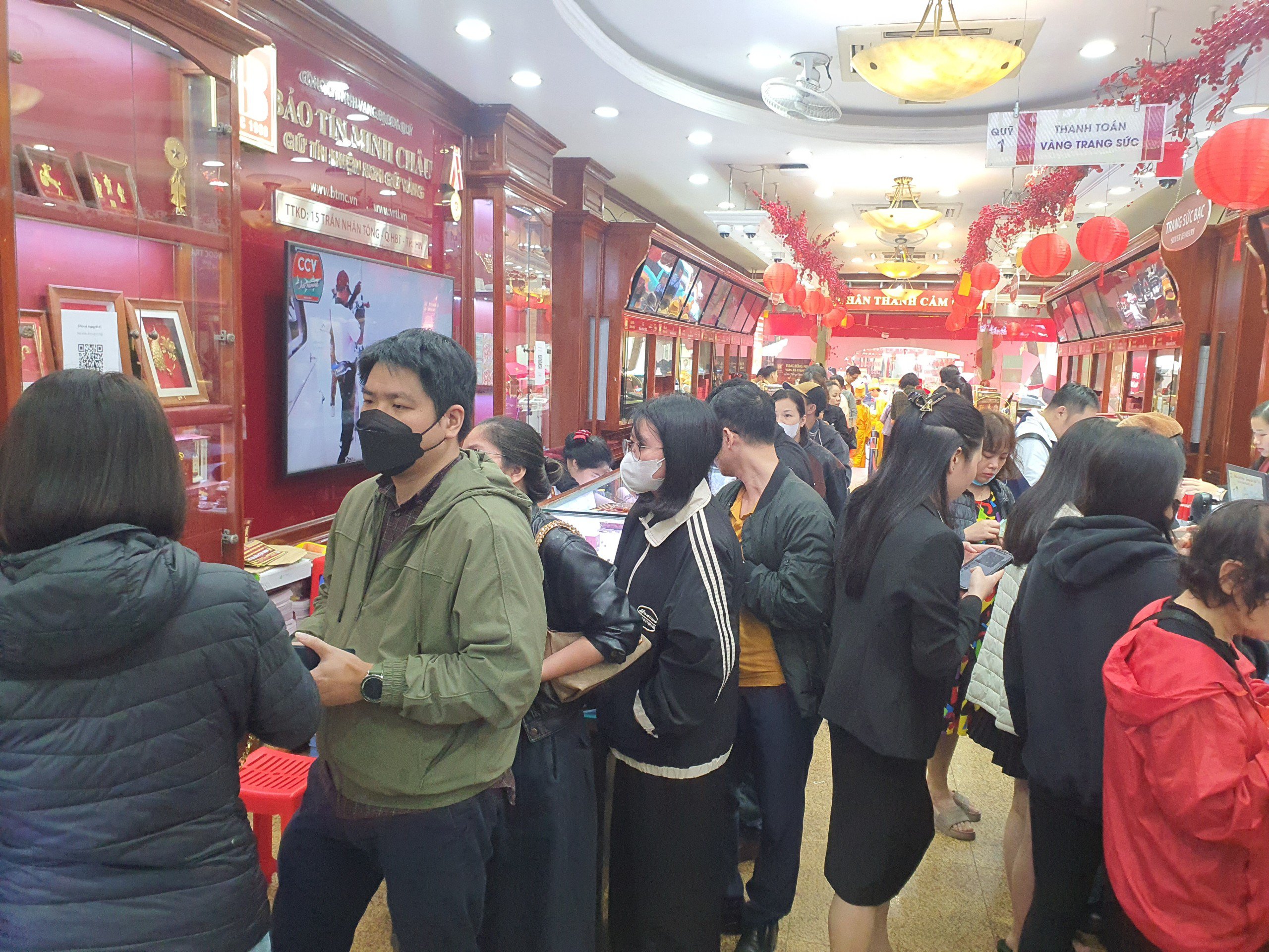 Càng về giữa trưa, lượng khách đến mua vàng ngày một đông. Trong đó, niều người là nhân viên văn phòng, tranh thủ giờ nghỉ trưa để đi mua vàng. Cửa hàng chuẩn bị sẵn bánh, sữa, kẹo, khoai lang cho khách ăn cho đỡ đói.