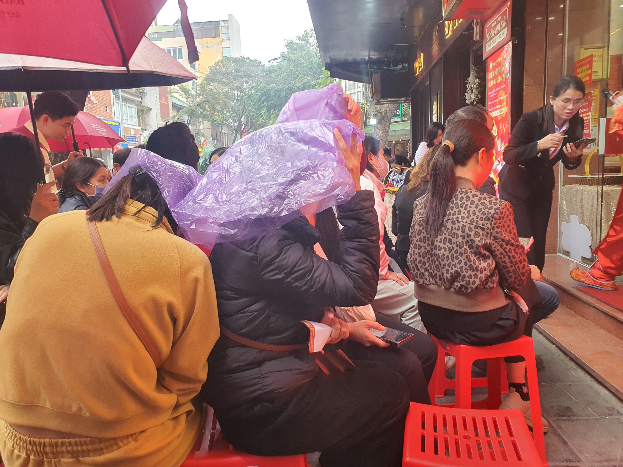 Tranh thủ giờ nghỉ trưa ra xếp hàng mua vàng, chị Thu (Hà Nội) cho biết, khoảng hơn chục năm nay, ngày vía Thần Tài năm nào chị cũng xếp hàng mua vàng lấy may.