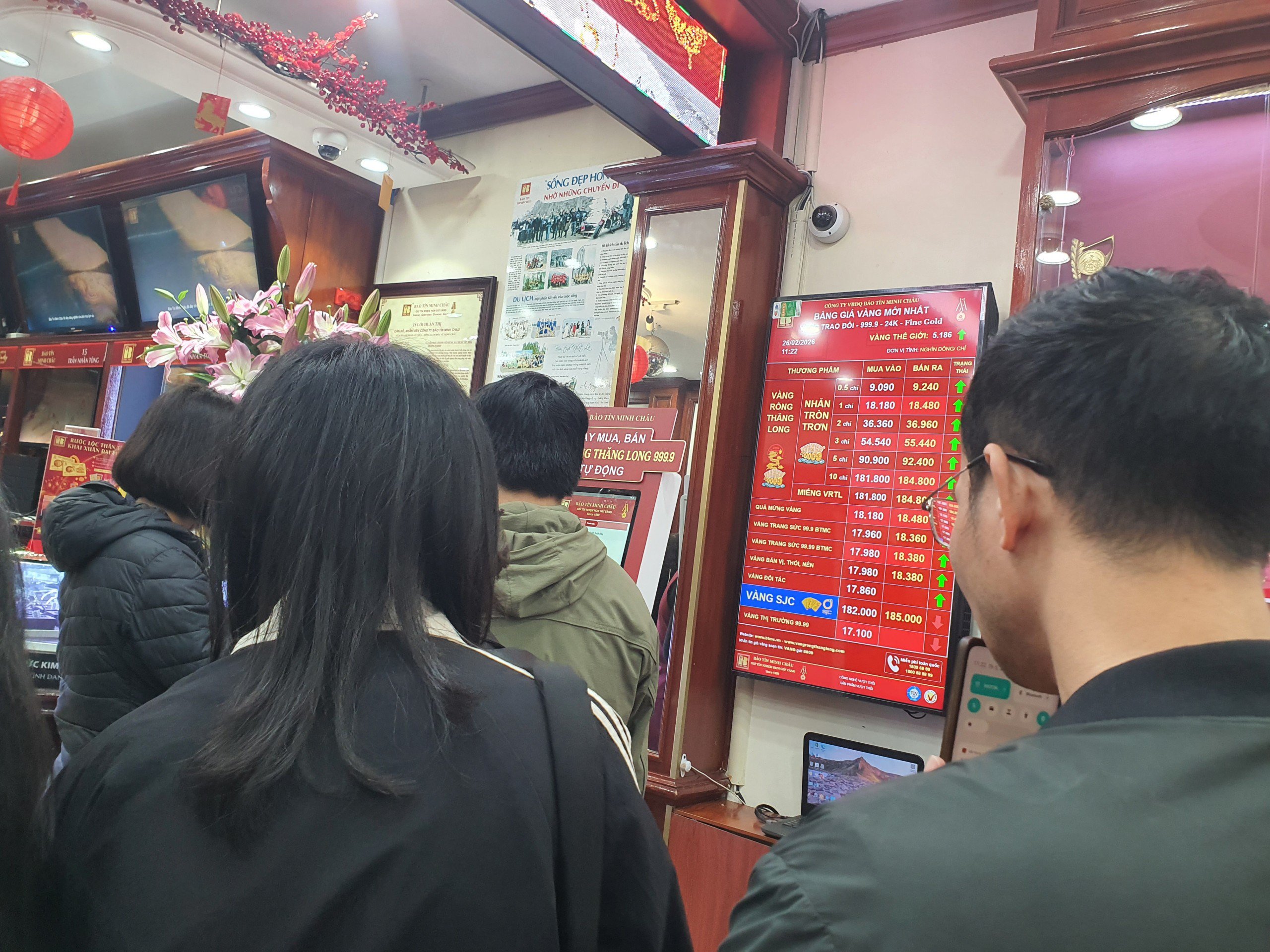 “Không biết may hay không nhưng mua được là được, cảm giác vui lắm. Một chỉ năm ngoái tôi mua khoảng 8,4 triệu, giờ lên gần 18,5 triệu rồi, lãi cả chục triệu là may rồi còn gì”, chị Thu cười nói.