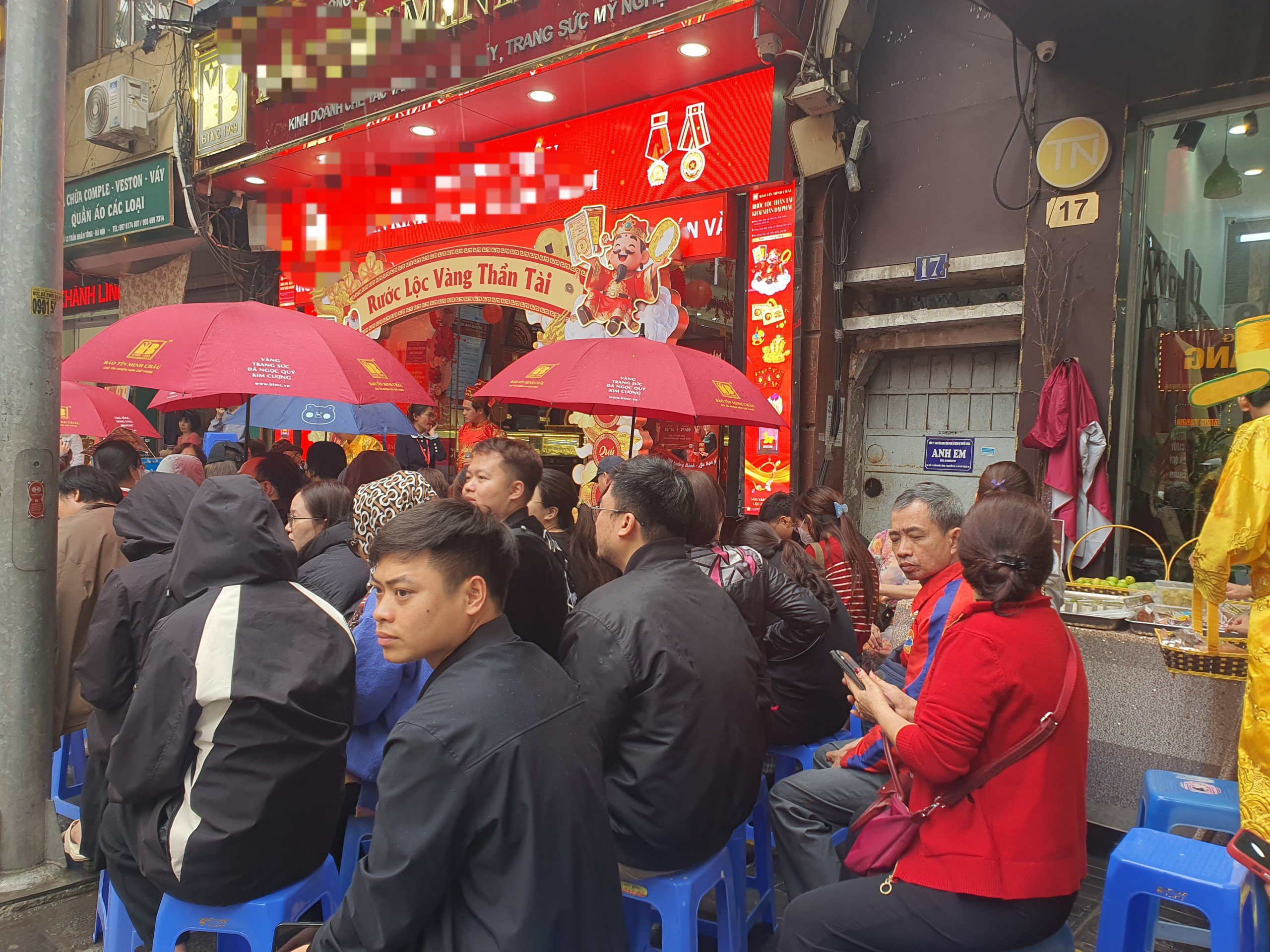 Theo quan sát, trước một cửa hàng lớn trên phố này có tổng cộng 12 hàng ghế, mỗi hàng từ 5-10 người ngồi. Khi nhân viên gọi đến hàng nào, hàng đó sẽ vào giao dịch. Đến 12 giờ trưa đã có 63 hàng được xếp trong buổi sáng 26/2.