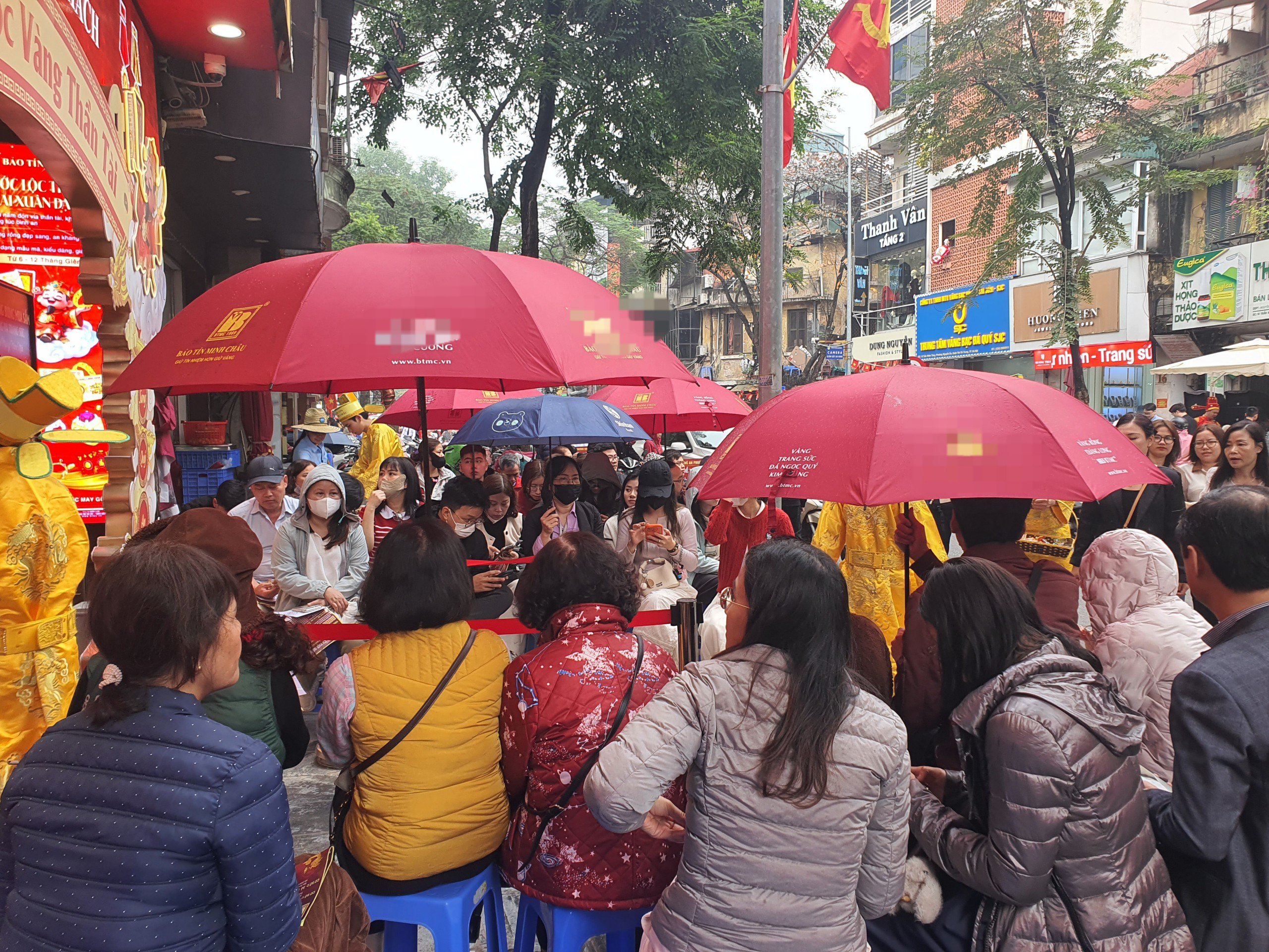 Tuy nhiên, khách hàng chỉ tập trung đông ở các cửa hàng kinh doanh vàng có thương hiệu.