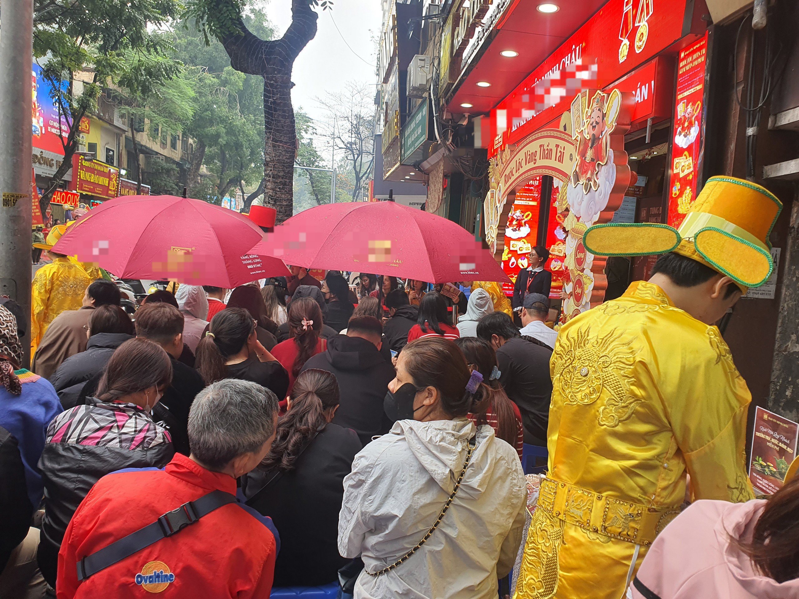 Ghi nhận của phóng viên trên phố vàng Trần Nhân Tông (Hà Nội) vào trưa ngày 26/2, hàng nghìn người đã “đổ về” các cửa hàng kinh doanh vàng để mua vàng.