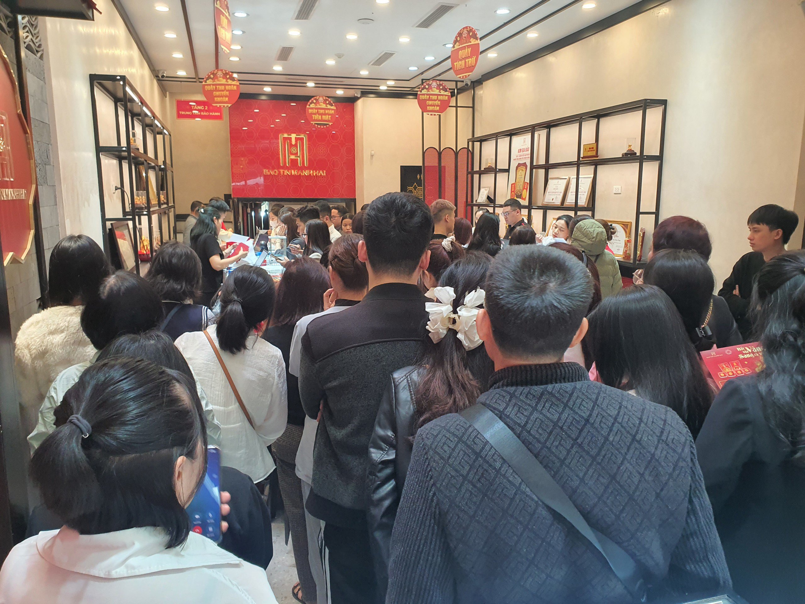 Tại cửa hàng của Bảo Tín Mạnh Hải, ngoài vàng nhẫn, linh vật ngựa hay vàng trang sức, nhiều người còn khá thích thú khi đặt mua bộ tứ quý Tùng – Cúc – Trúc – Mai bản 0,1 chỉ và 1 chỉ.