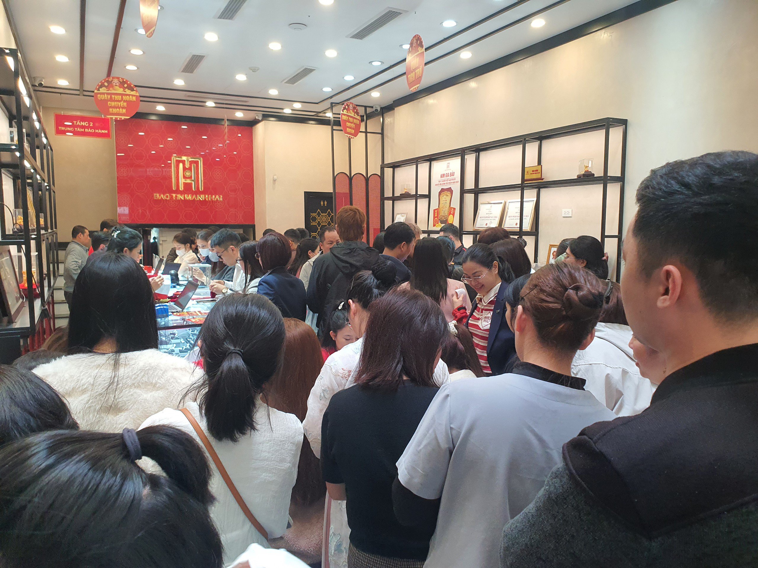 Để phục vụ tối đa khách mua vàng trong ngày này, cửa hàng đã sắp xếp hàng chục quầy thu ngân, tiếp đón khách hàng.