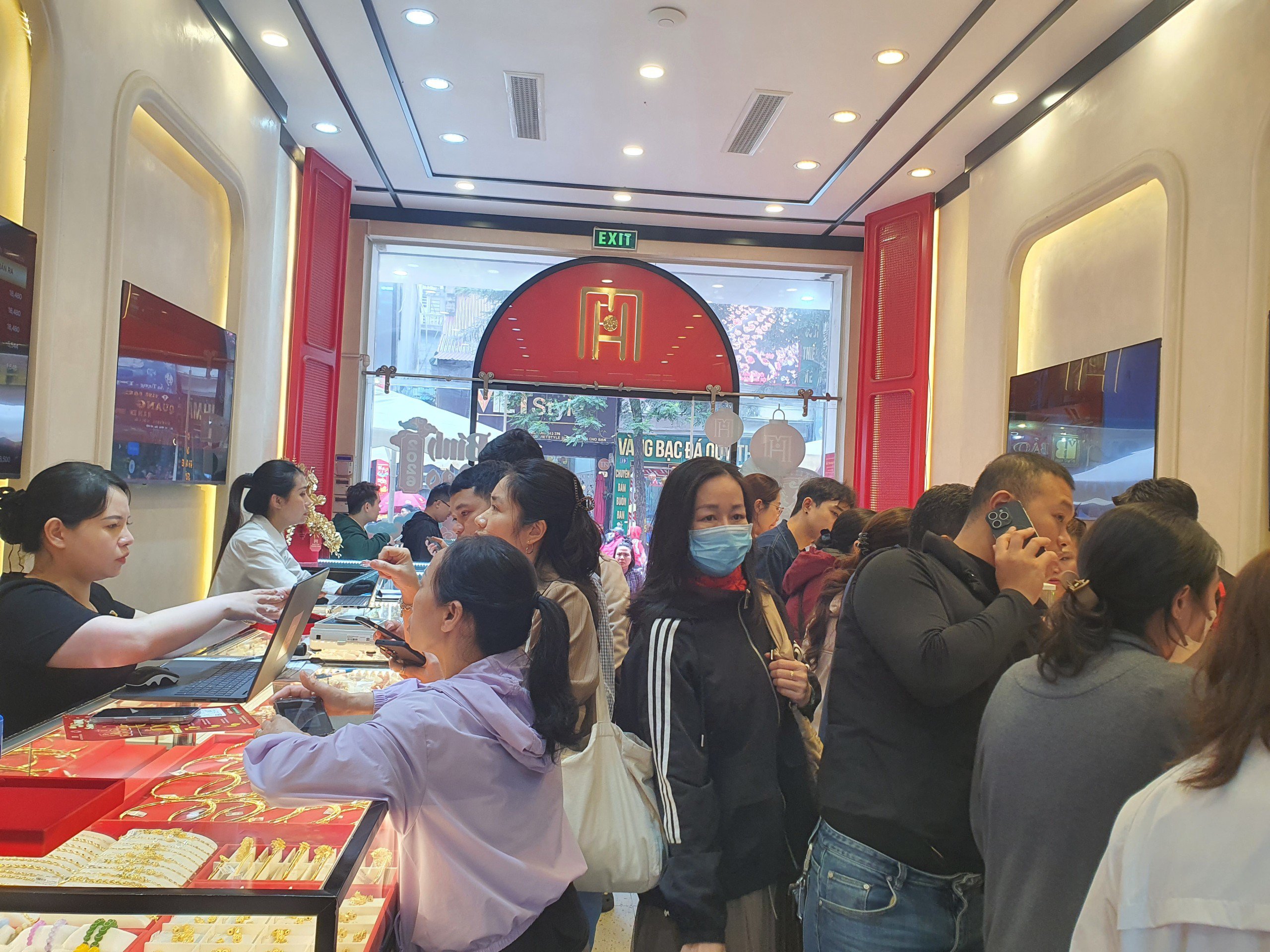 Do lượng khách quá đông, đến khoảng 11h30, cửa hàng thông báo hết vàng nhẫn 0,5 chỉ, khách hàng vui lòng đặt mua các sản phẩm khác.