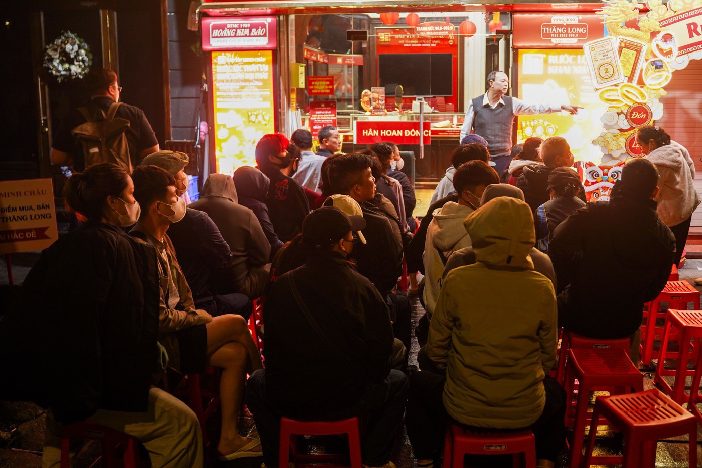 Một cửa hàng vàng trên phố Trần Nhân Tông phát số thứ tự từ 4h30 sáng.