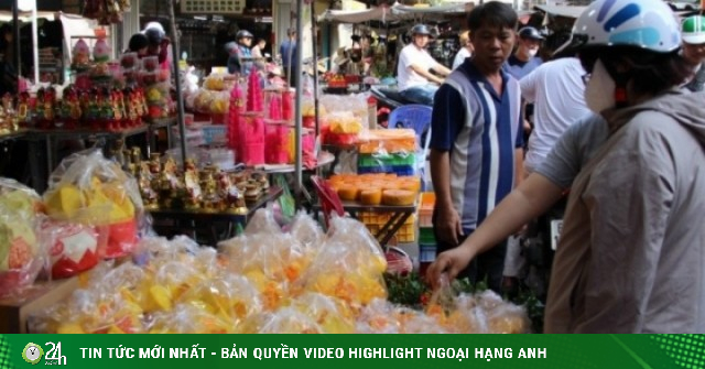 Rực sắc bánh 'tài lộc' ở chợ người Hoa TPHCM ngày vía Thần Tài