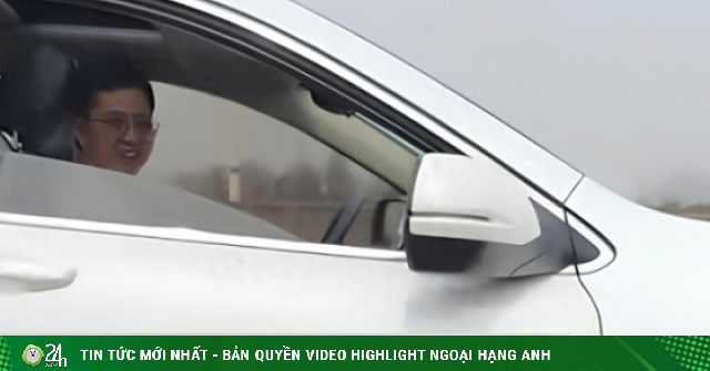 Phản ứng của cô gái khi gặp lại tình đầu giữa dòng tắc đường