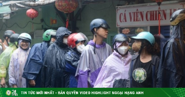 Đội mưa, xếp hàng dài mua heo quay, vịt quay ngày vía Thần Tài