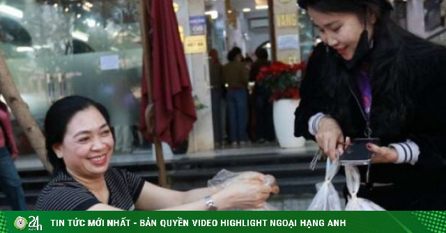 Bán xôi "Thần Tài" cạnh tiệm vàng, tiểu thương ở Hà Tĩnh thu hàng chục triệu đồng chỉ trong buổi sáng