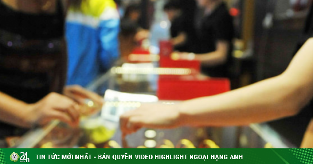 Người đàn ông chi số tiền lớn mua 800 gram vàng, chủ tiệm lập tức báo công an