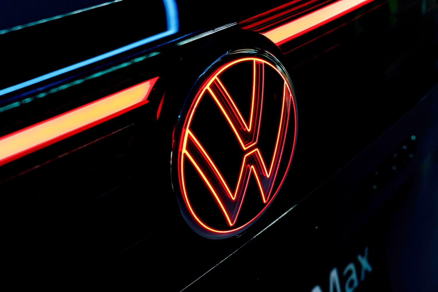 Logo Volkswagen phí sau xe có khả năng phát sáng.&nbsp;