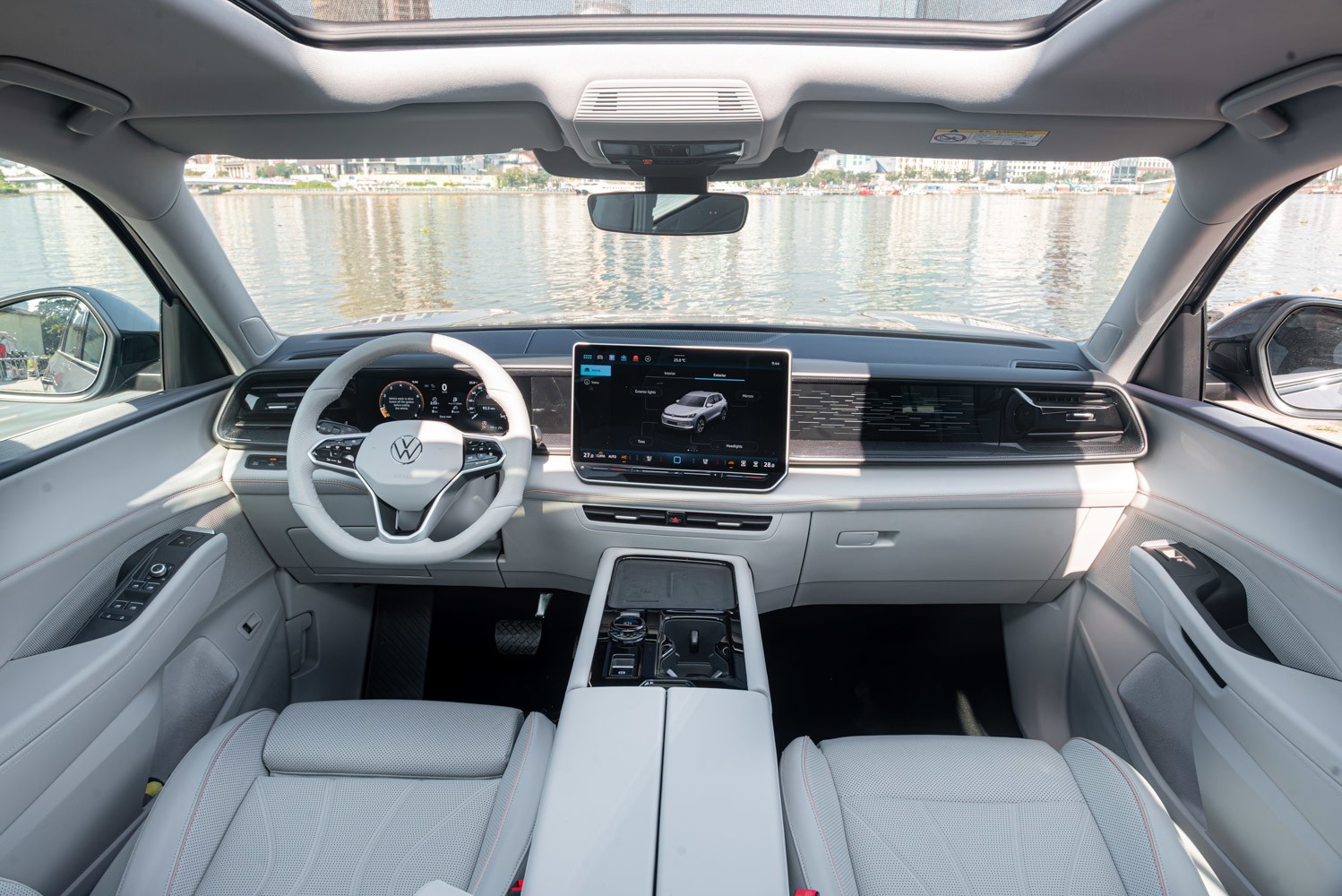 Không gian nội thất rộng rãi và sở hữu màn hình giải trí to.