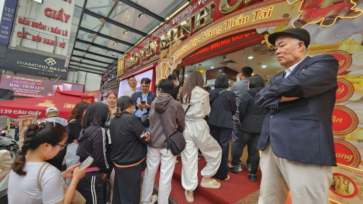 Cửa hàng vàng tiếp tục bán ra không giới hạn trong ngày hôm nay 27/2. Ảnh: Thái Nguyễn
