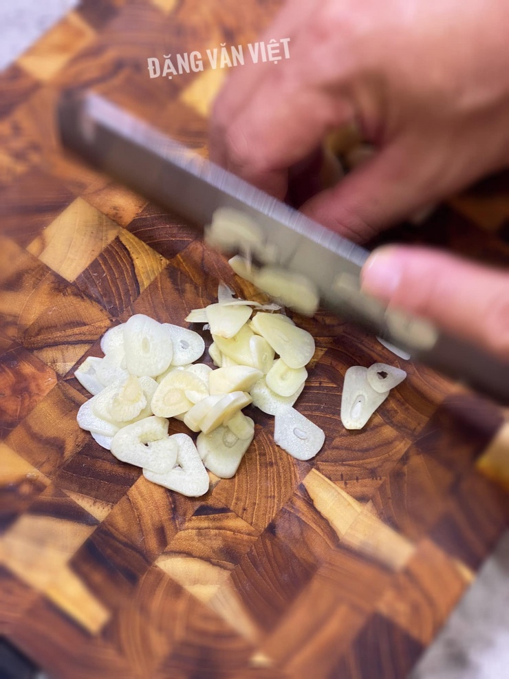 Tỏi thái lát hoặc đập dập