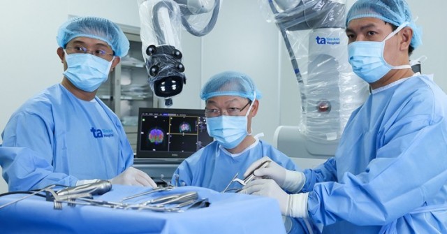 Bệnh viện Tâm Anh lập kỷ lục châu Á về phẫu thuật não bằng Robot AI duy nhất Việt Nam