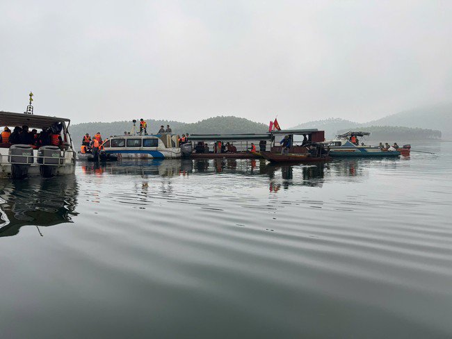 Lực lượng chức năng tìm kiếm nạn nhân. 