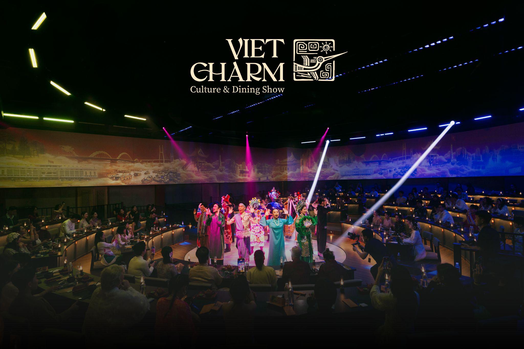 VietCharm Culture &amp; Dining Show nhận được sự đón nhận đông đảo của khán giả Việt từ những ngày đầu công diễn.