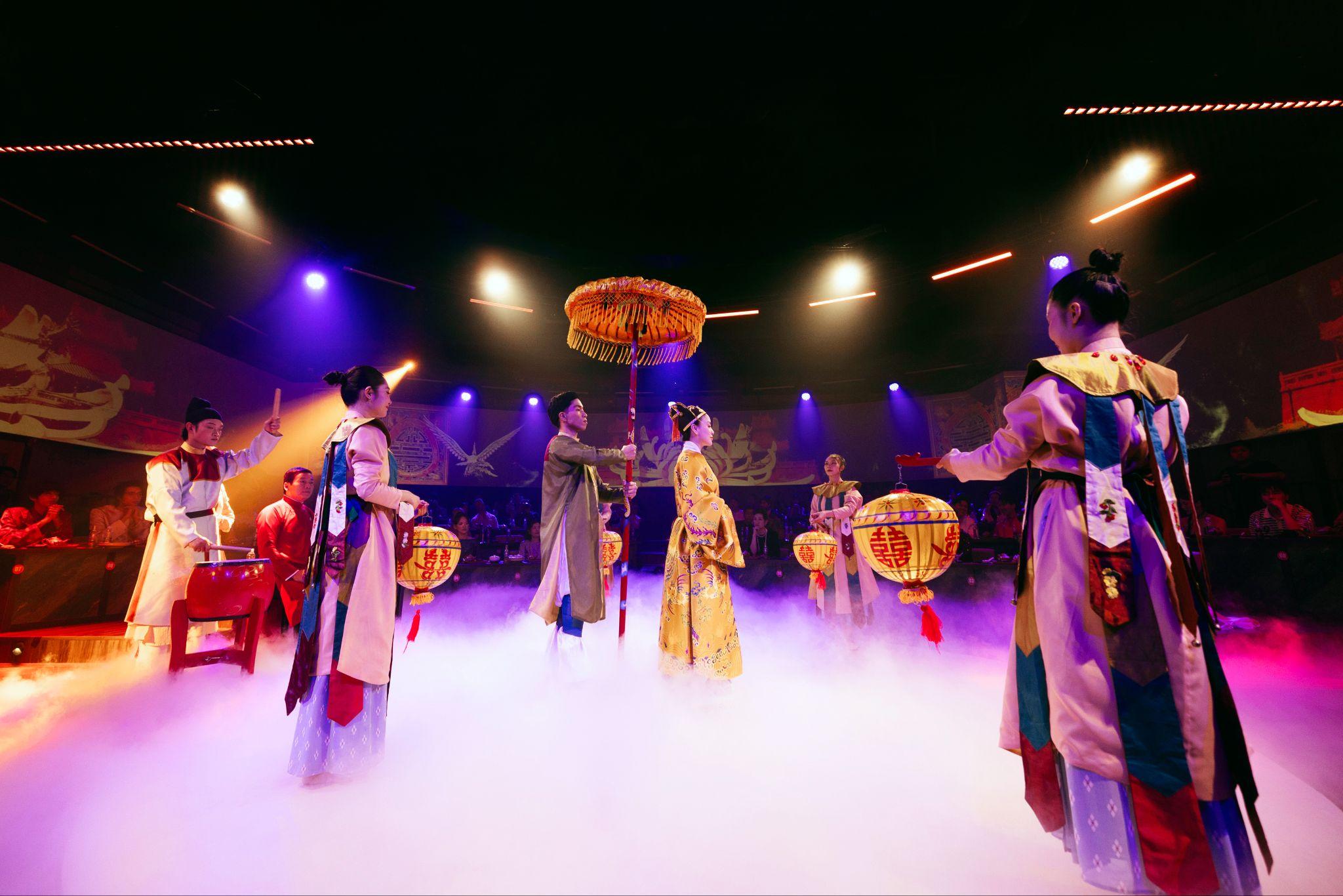 Mỗi tiết mục đều cố gắng tái hiện không khí và tinh thần của vùng văn hoá và thời đại một cách giàu cảm xúc và chiều sâu tinh thần.