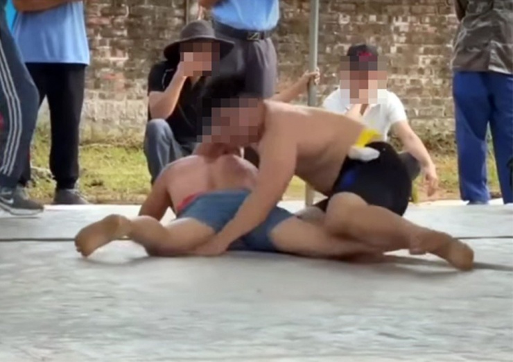 Hình ảnh hai đô vật thi đấu được người dân chia sẻ.