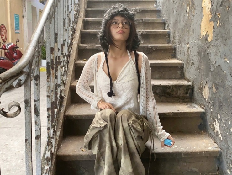 Bảo Anh thường xuyên chia sẻ cuộc sống năng động của thiếu nữ đôi mươi trên trang cá nhân. Từng có thời gian thử sức làm mẫu nhí khi ở tuổi teen nhưng sau đó con gái Phan Anh tập trung học tập, không tham gia nghệ thuật.